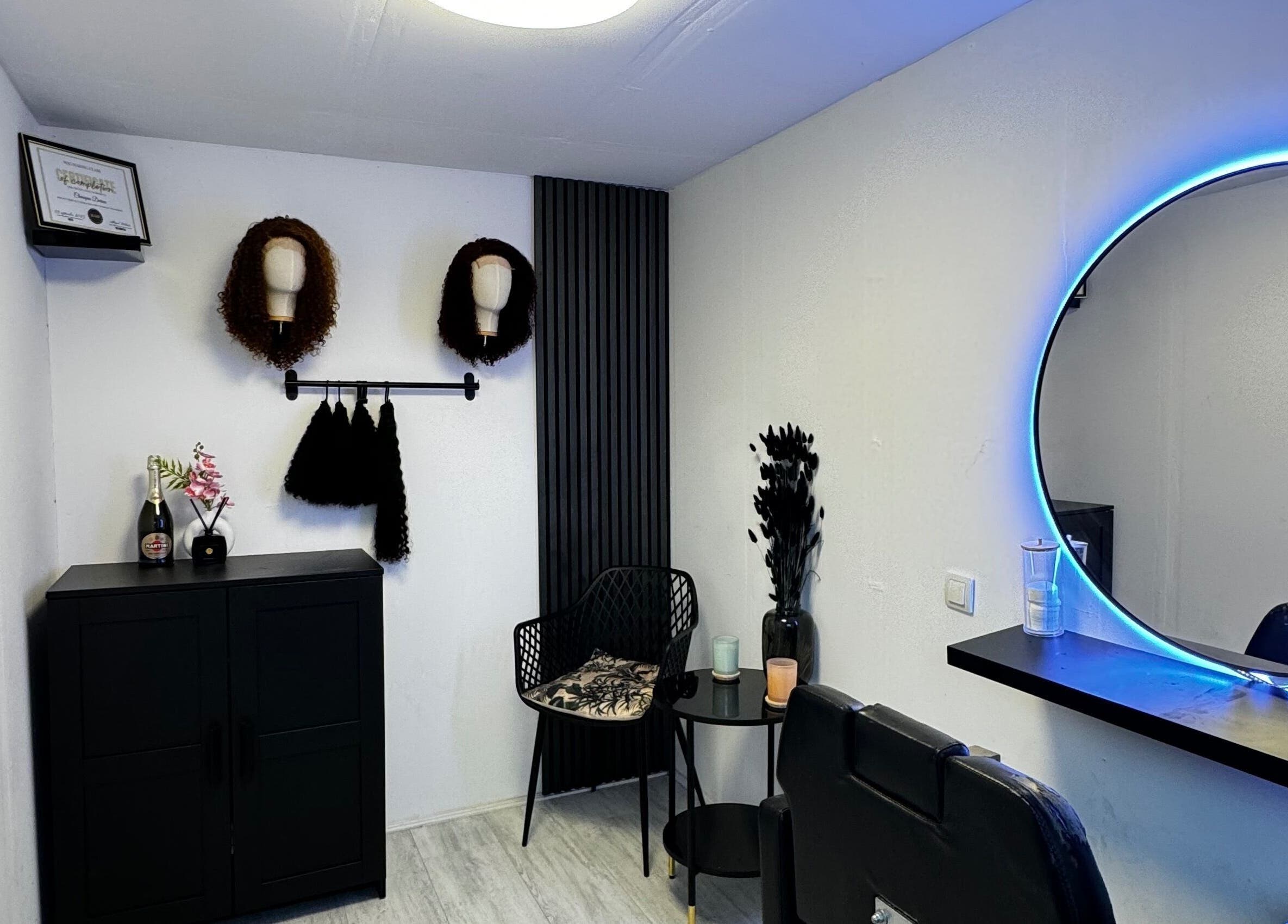 Moderne salonhoek bij Cheniqua’s braids and more in Paramaribo, Paramaribo, SR met spiegel en decoratie.