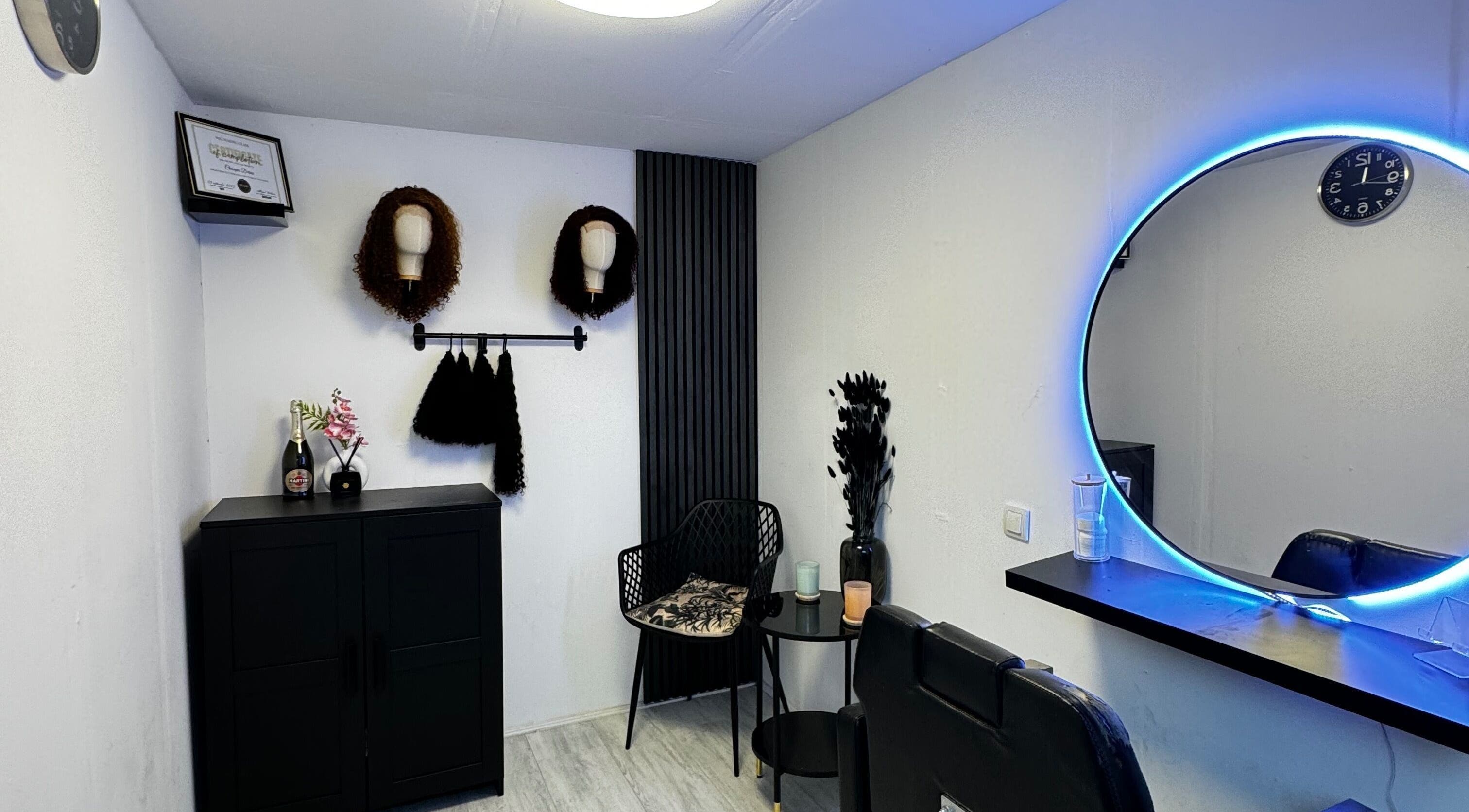 Moderne salonhoek bij Cheniqua’s braids and more in Paramaribo, Paramaribo, SR met spiegel en decoratie.