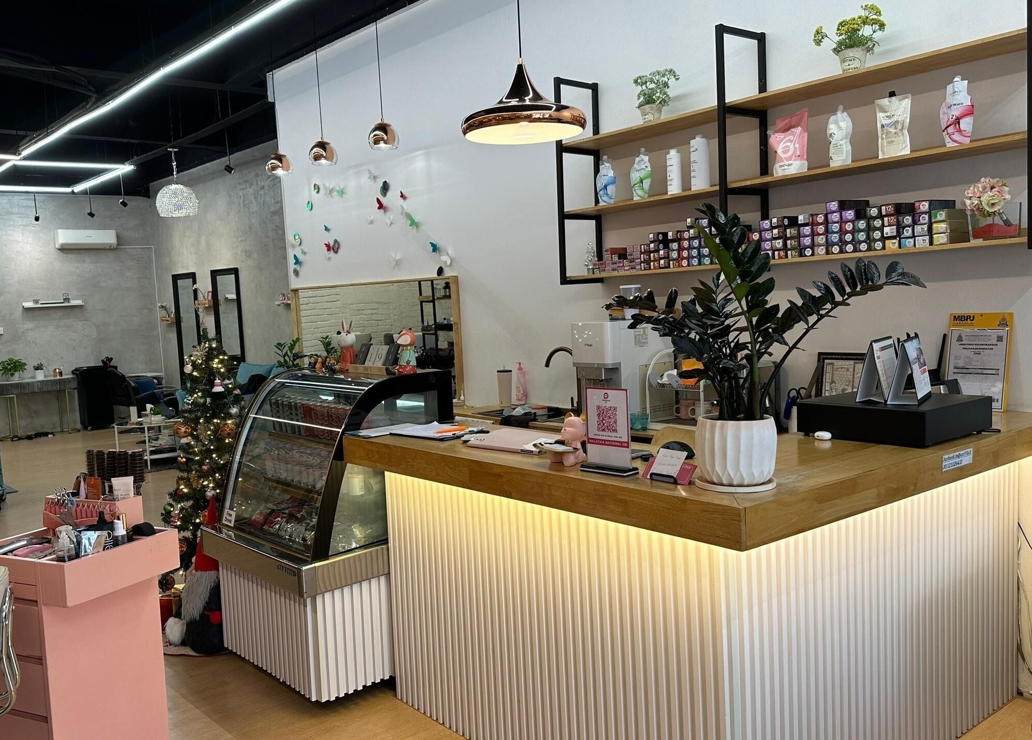 Elegant interior of Su by jenice hair, Petaling Jaya, Selangor, MY showcasing stylish decor and service counter.