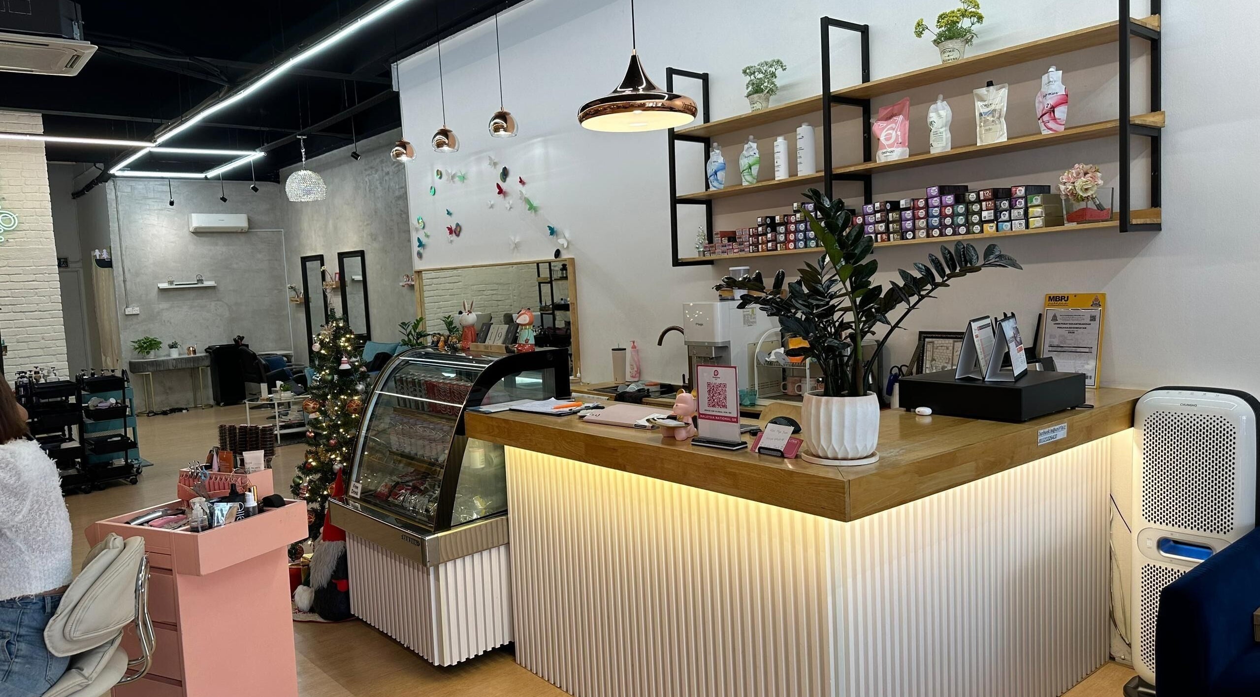 Elegant interior of Su by jenice hair, Petaling Jaya, Selangor, MY showcasing stylish decor and service counter.