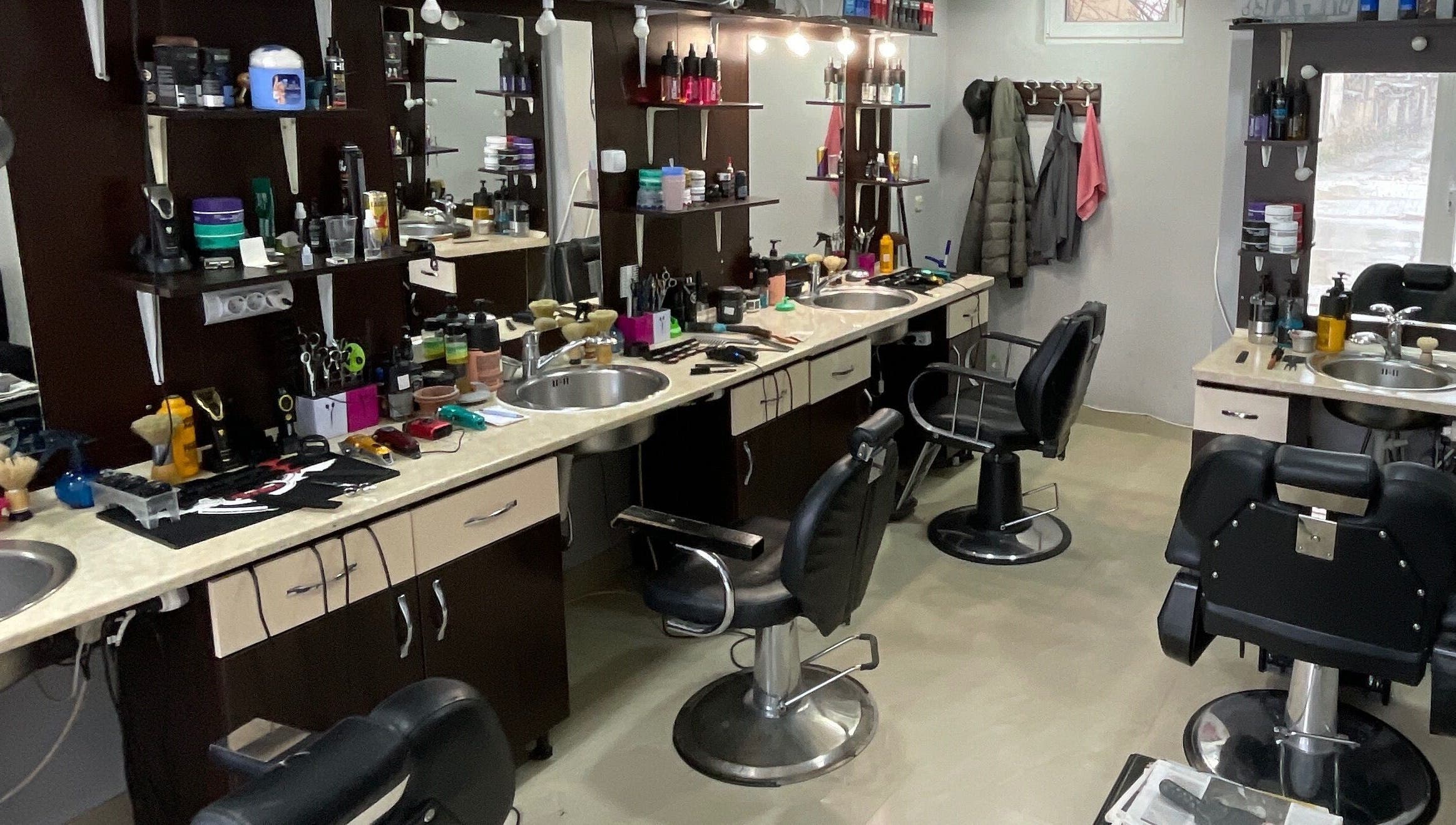 Stylish interior of Studio Kral in Ohrid, Municipality Of Ohrid, MK showcasing modern salon chairs and workstations.