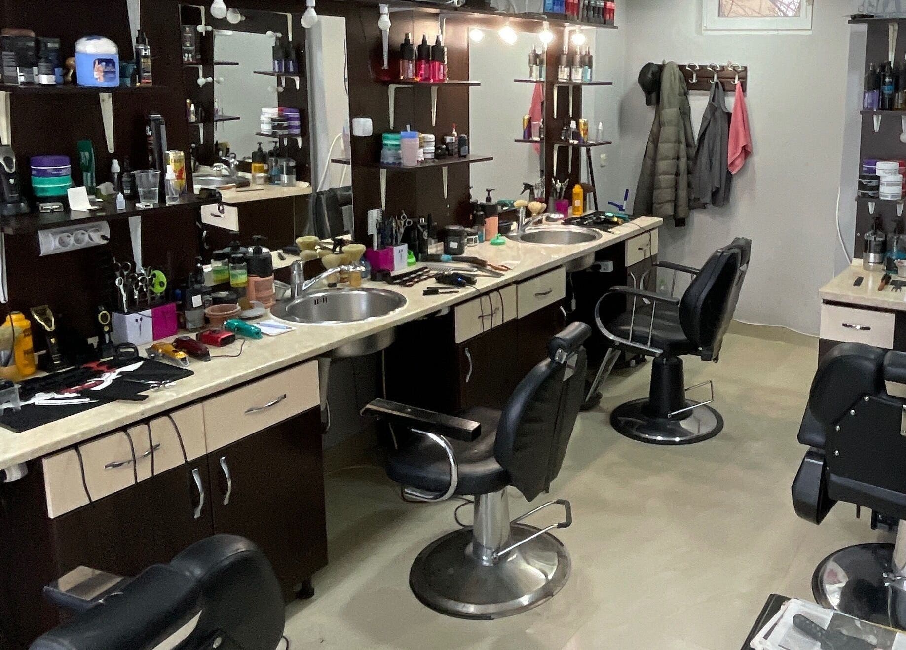 Stylish interior of Studio Kral in Ohrid, Municipality Of Ohrid, MK showcasing modern salon chairs and workstations.