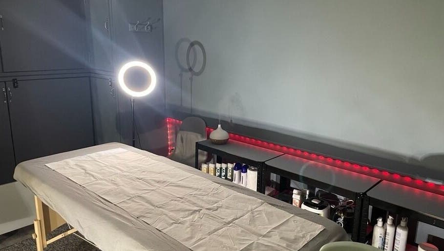 Спа-зона Onetouch в Лондоне, Англия, GB с массажным столом и современным освещением.