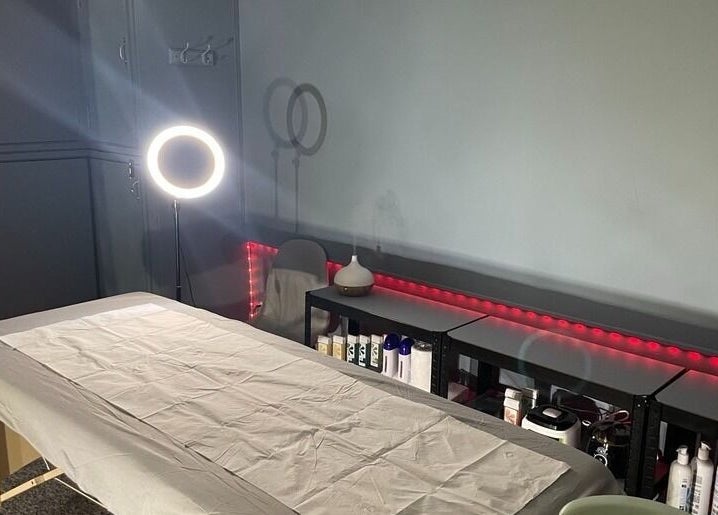 Спа-зона Onetouch в Лондоне, Англия, GB с массажным столом и современным освещением.