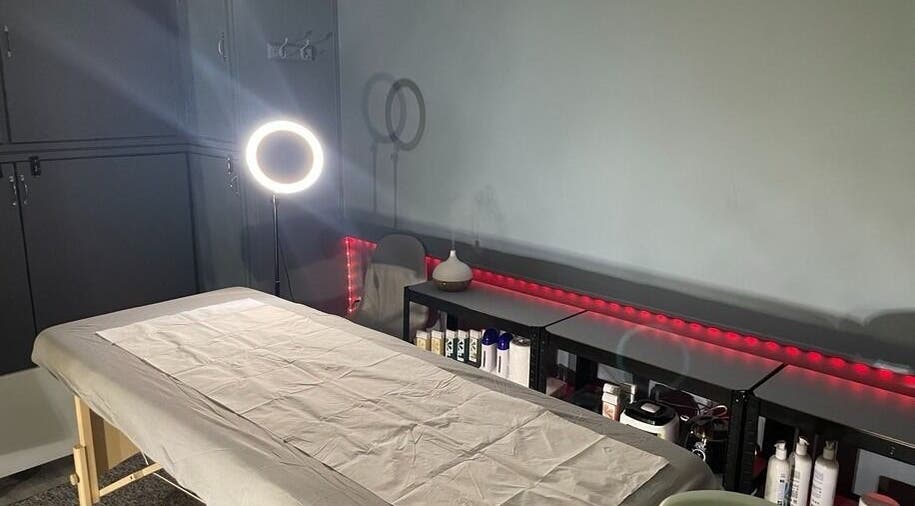 Спа-зона Onetouch в Лондоне, Англия, GB с массажным столом и современным освещением.