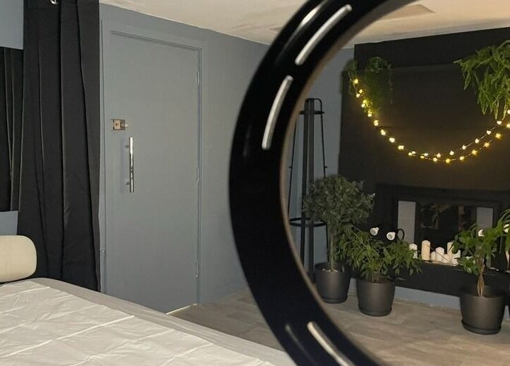 Комната в салоне Onetouch, Лондон, Англия, украшенная растениями и гирляндой.