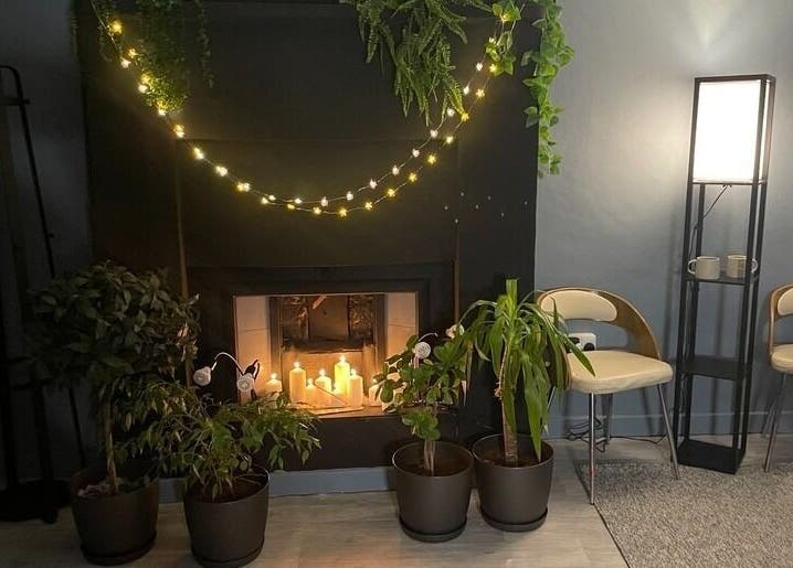 Уютный интерьер с гостиной и камином в Onetouch, Лондон, Англия.