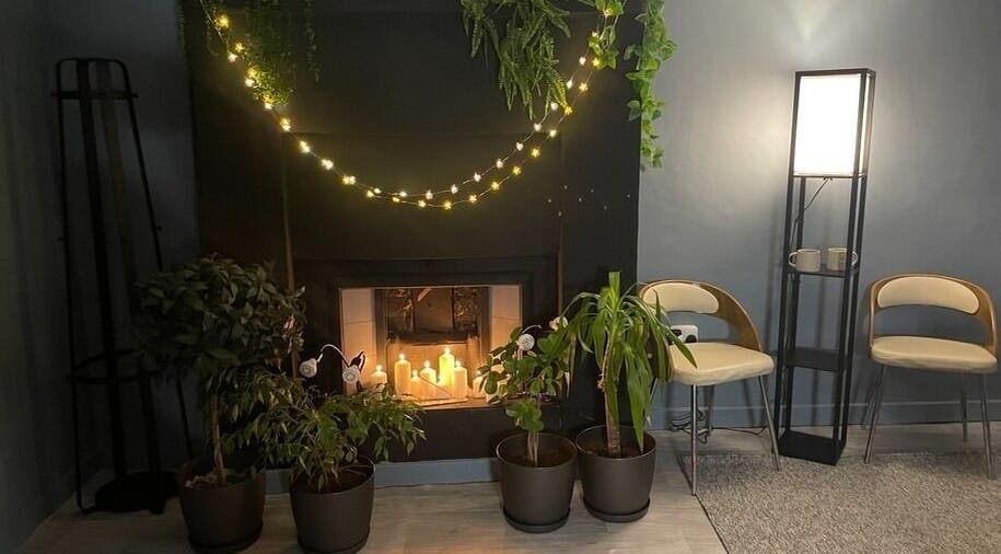 Уютный интерьер с гостиной и камином в Onetouch, Лондон, Англия.