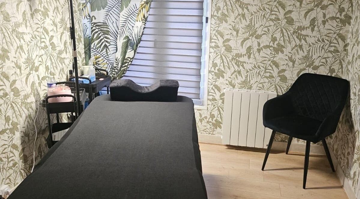 Salle de soins élégante à M&T BEAUTY, La Loupe, Centre-val De Loire, FR avec lit et fauteuil confortables.