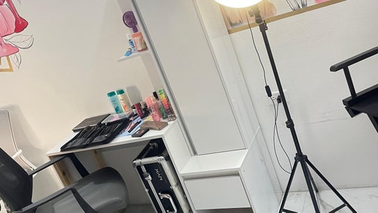 Younique faces artistry