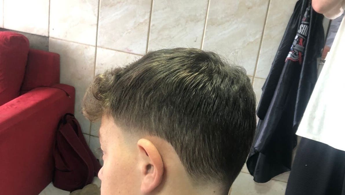 Corte de cabelo moderno em vini oliveira barber, Rio Grande Do Sul, Rio Grande Do Sul, BR.