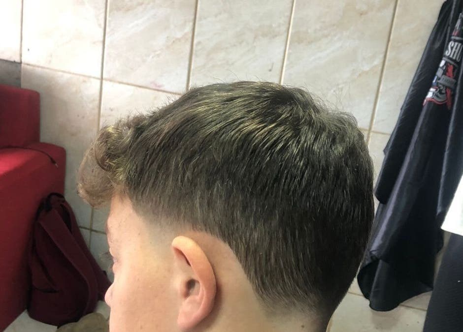 Corte de cabelo moderno em vini oliveira barber, Rio Grande Do Sul, Rio Grande Do Sul, BR.