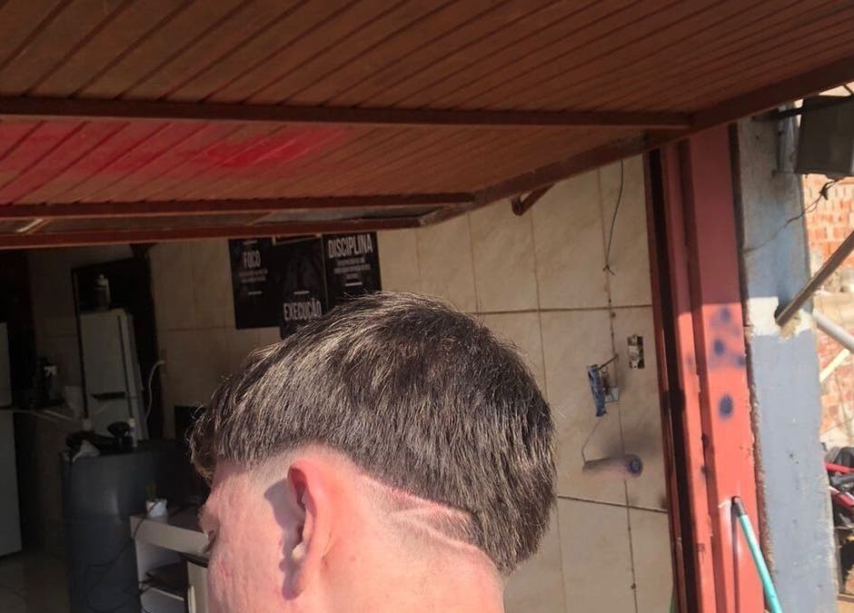 Corte de cabelo moderno no vini oliveira barber em Rio Grande Do Sul, Rio Grande Do Sul, BR.