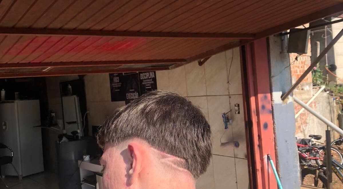 Corte de cabelo moderno no vini oliveira barber em Rio Grande Do Sul, Rio Grande Do Sul, BR.