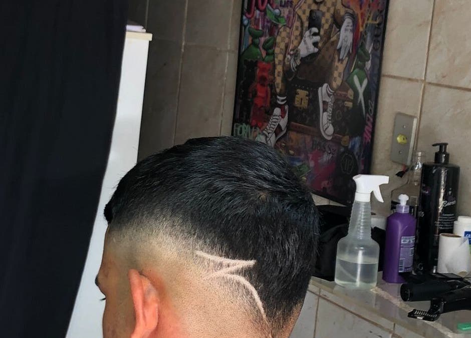 Detalhe de corte estilizado na Vini Oliveira Barber, Rio Grande Do Sul, Rio Grande Do Sul, BR.