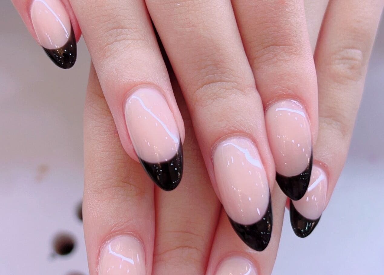 Thiết kế móng tay đẹp với đầu đen tại Julie's Nails Salon, Brick Township, New Jersey, US.