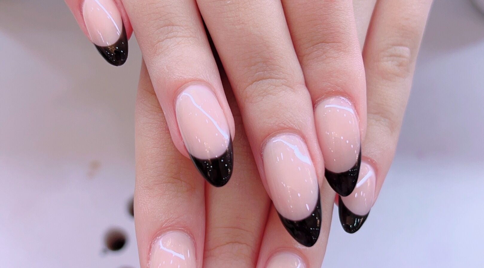 Nail art tinh tế tại Julie's Nails Salon, Brick Township, New Jersey, US với kiểu móng màu đen và nude.