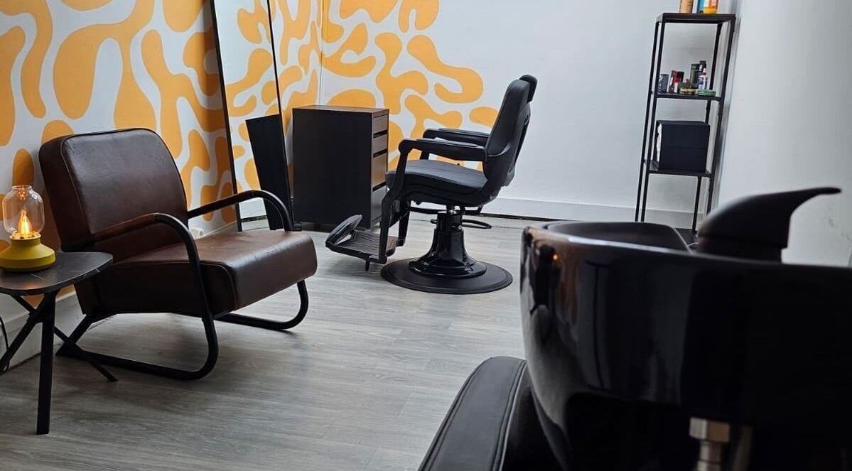 Interior of NEX.US Barber Studio in Lisboa, Lisboa, PT with modern chairs and decorative walls.