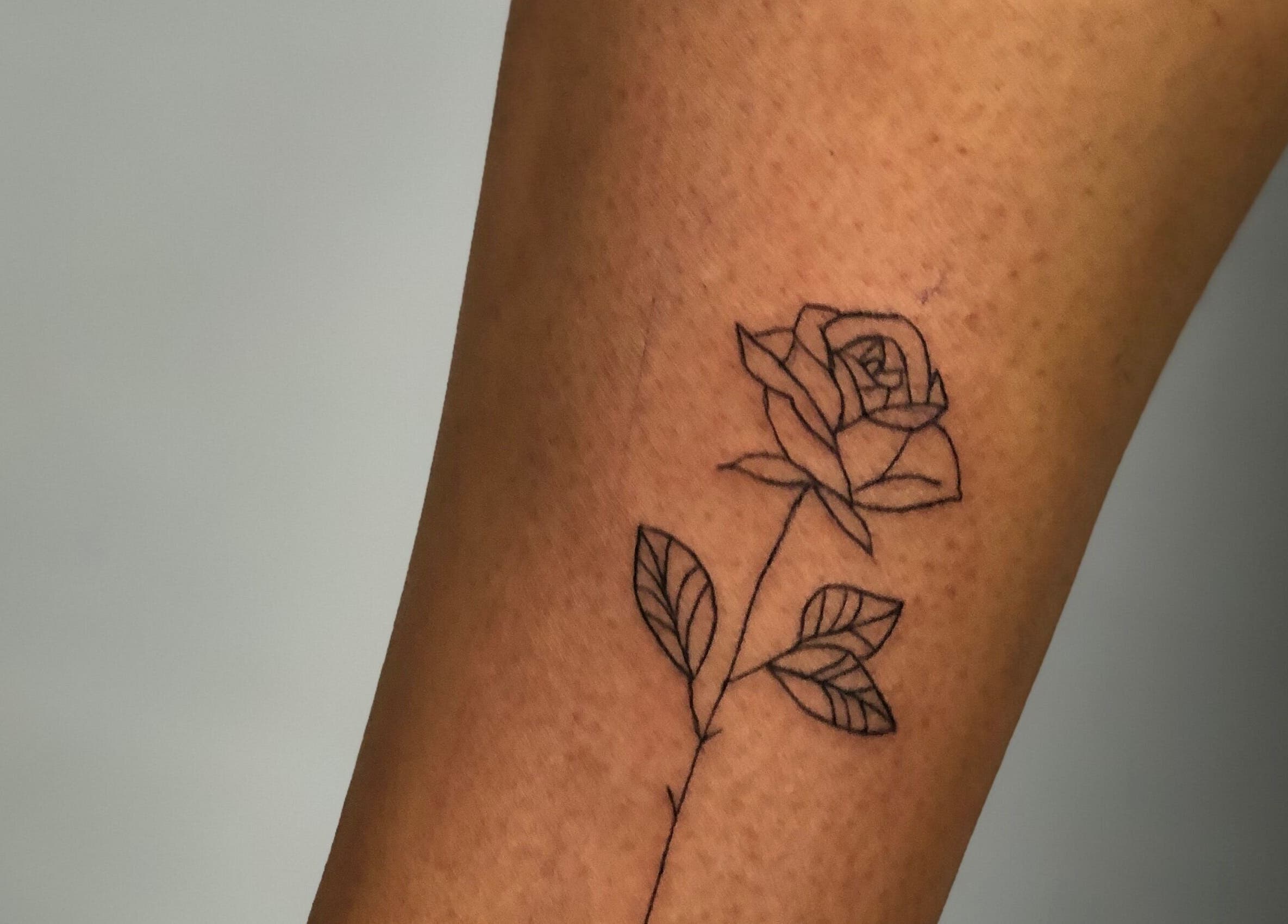 Tatuagem de rosa delicada no antebraço feita por Mia.ink.artist, Amadora, Lisboa, PT.