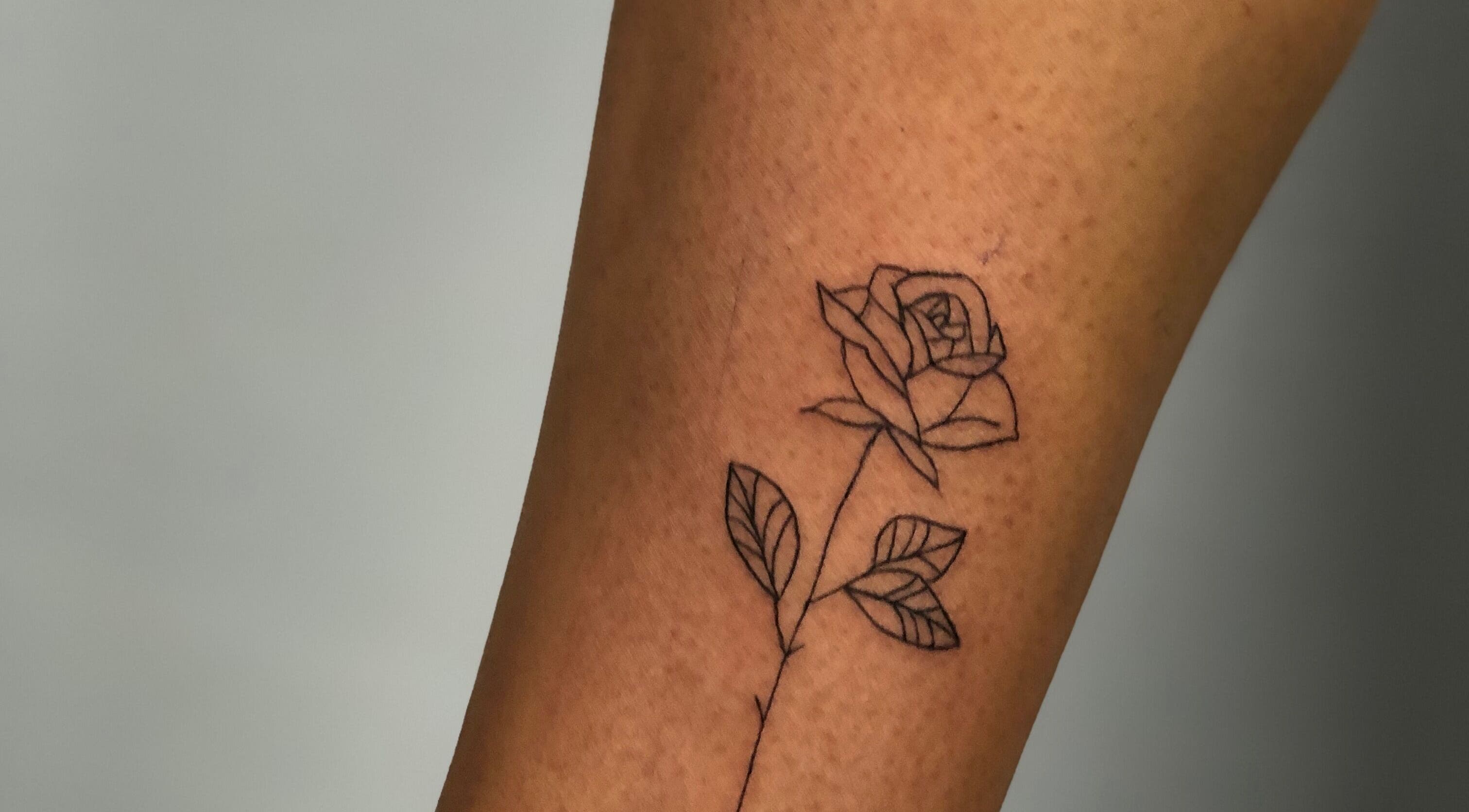 Tatuagem de rosa delicada no antebraço feita por Mia.ink.artist, Amadora, Lisboa, PT.