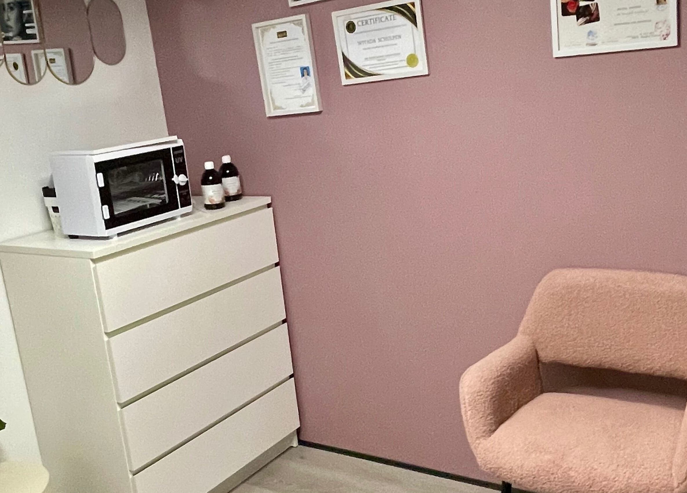 Elegant corner of Yada Beauty, Zoetermeer, Zuid-holland, NL with pink chair and decor.