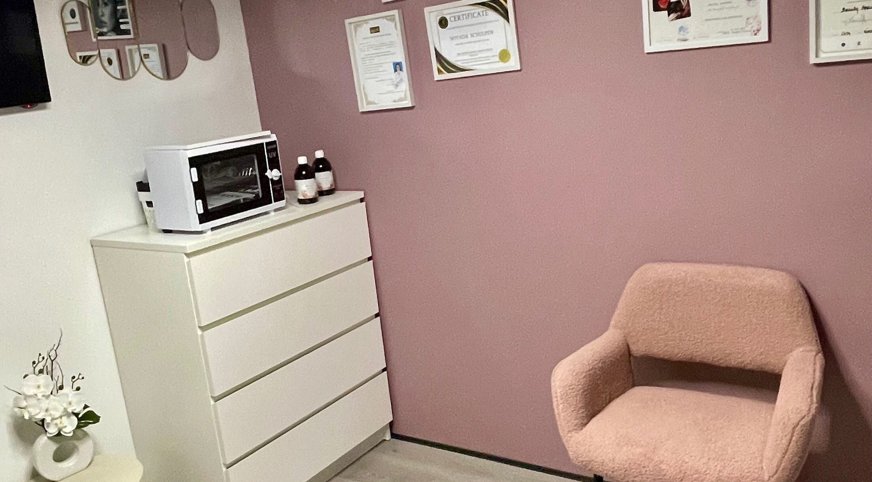 Elegant corner of Yada Beauty, Zoetermeer, Zuid-holland, NL with pink chair and decor.