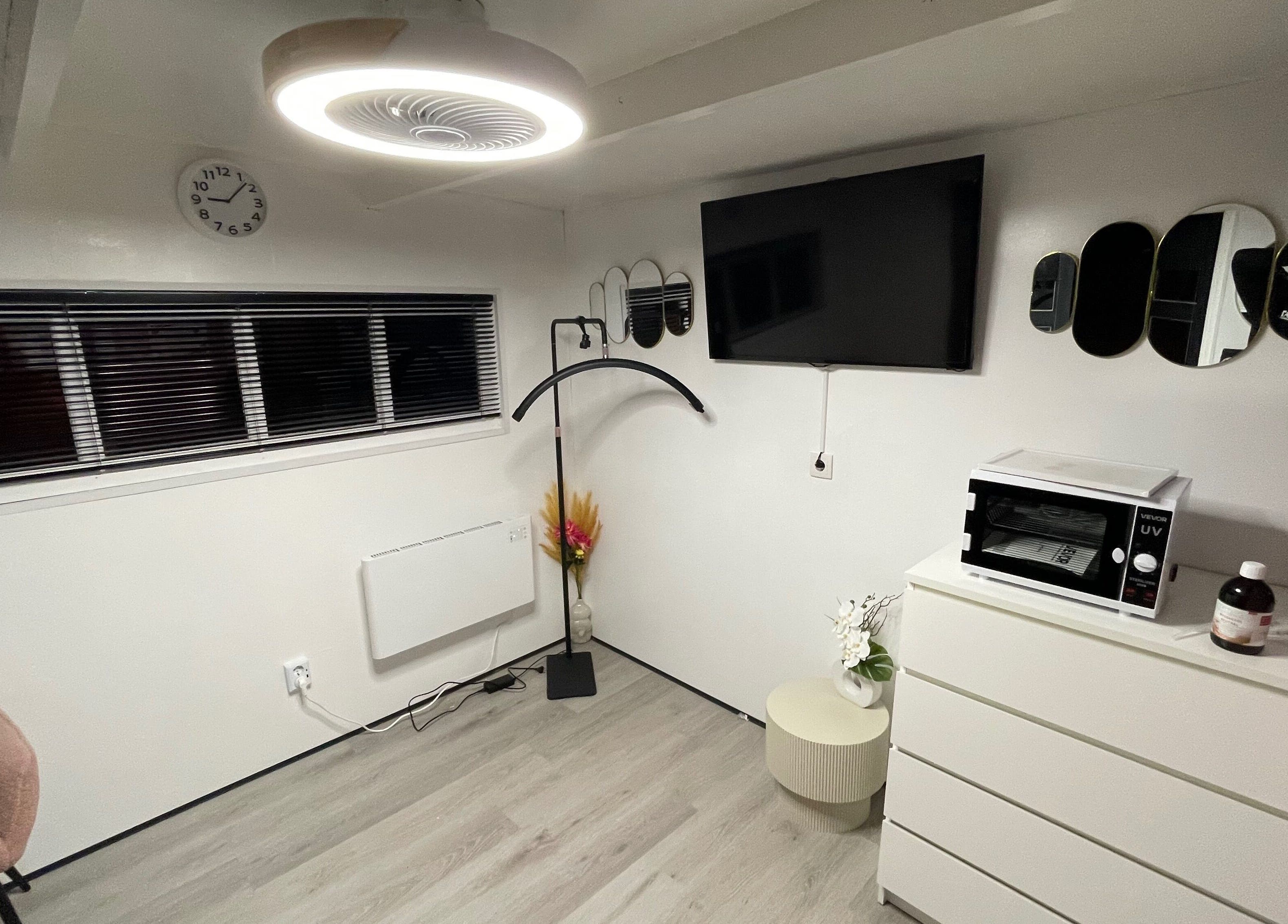 Yada Beauty's serene treatment room in Zoetermeer, Zuid-holland, NL, featuring modern decor and amenities.