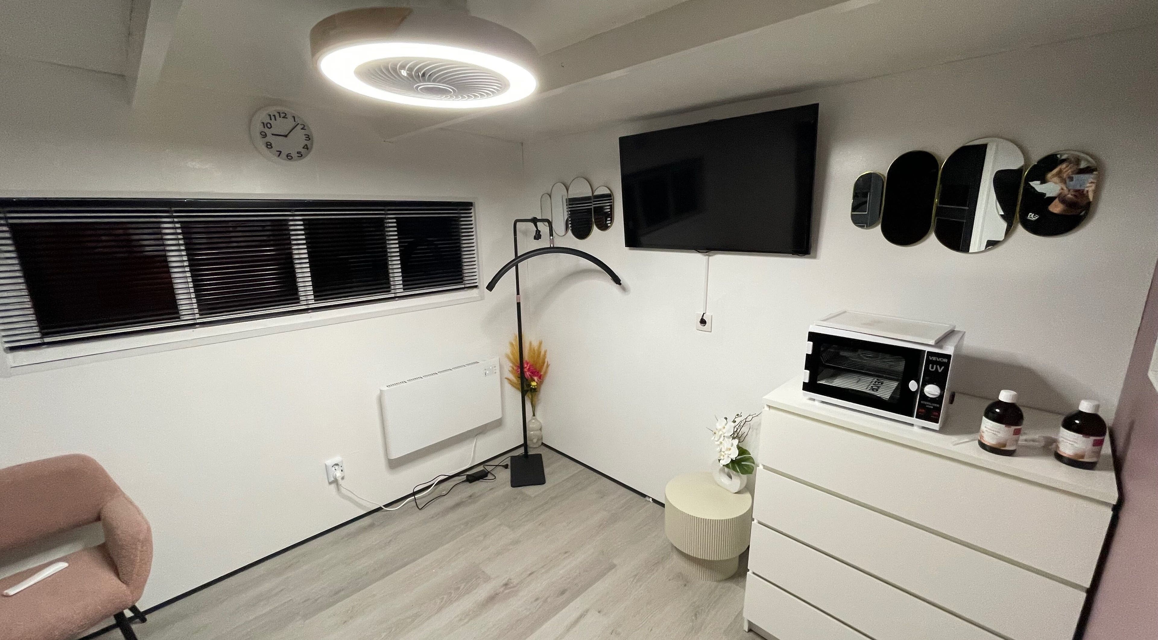 Yada Beauty's serene treatment room in Zoetermeer, Zuid-holland, NL, featuring modern decor and amenities.