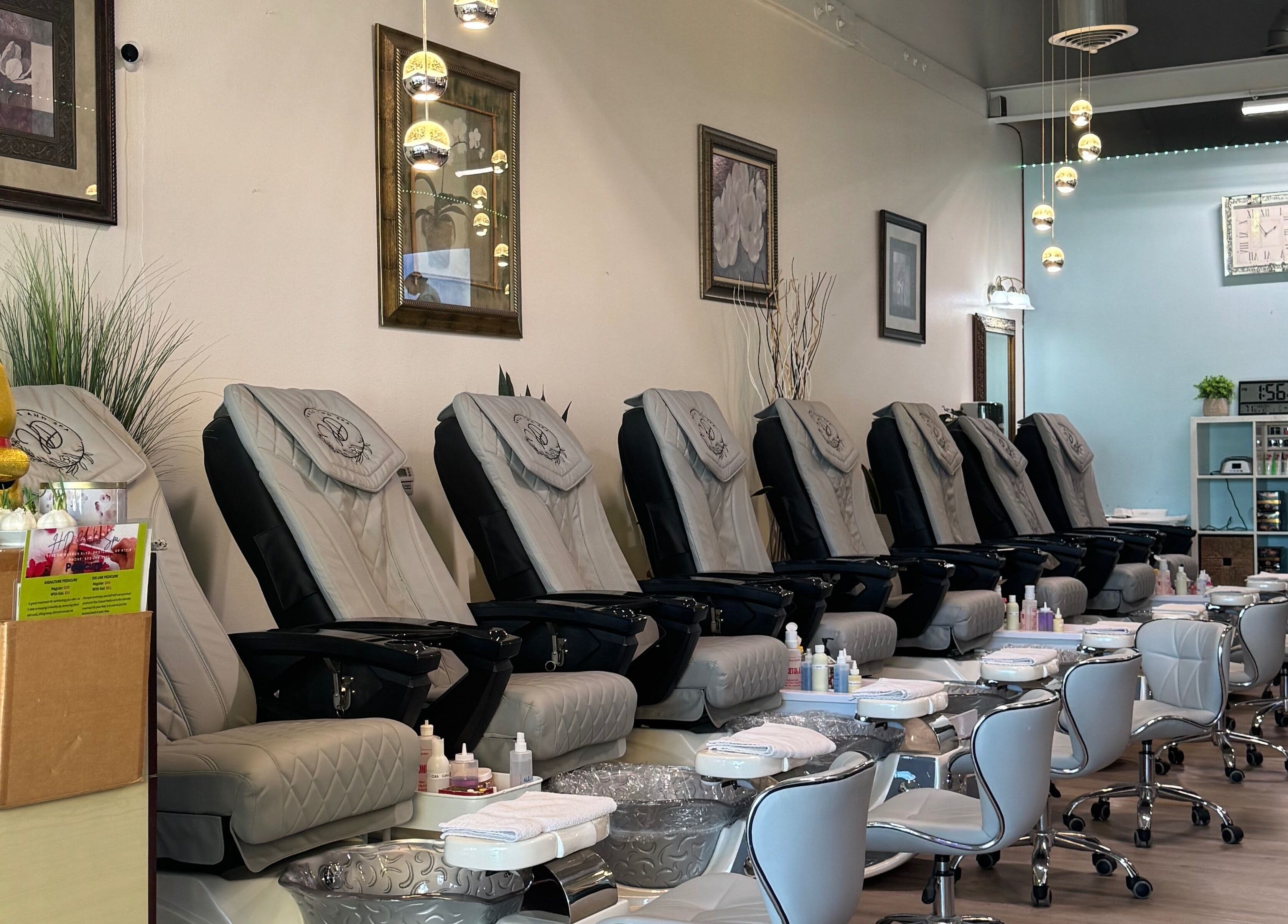 HD Nails in Portland, Oregon, US offers a serene setting with comfortable pedicure chairs and stylish decor.