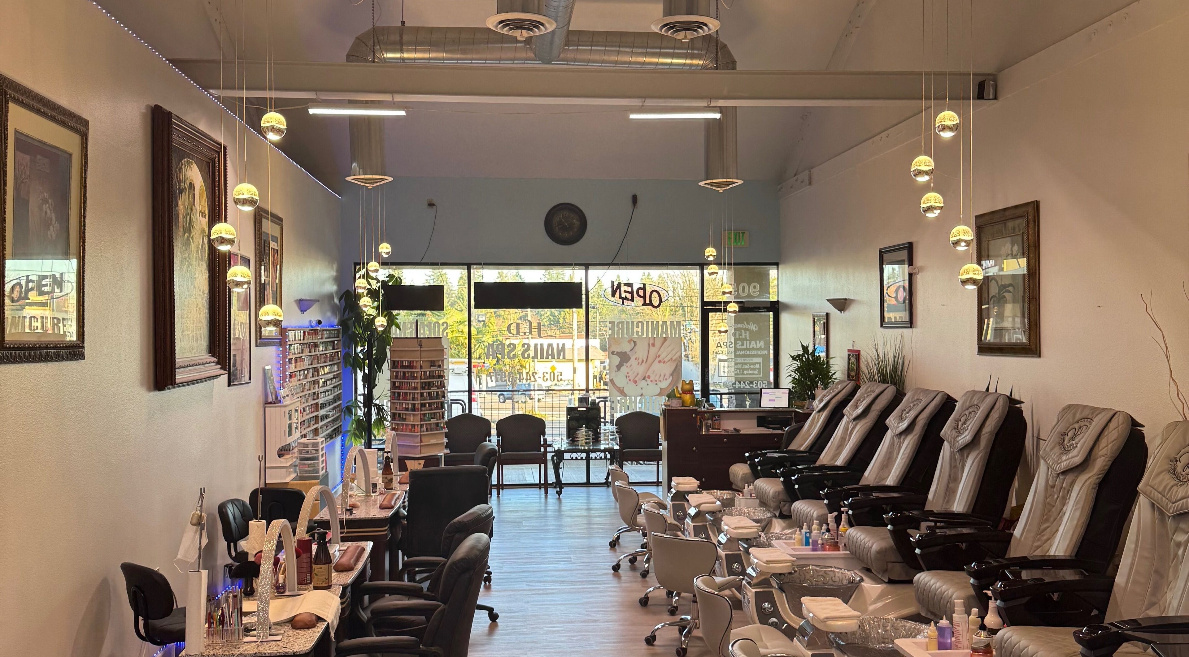HD Nails salon in Portland, Oregon, US, features elegant seating and modern decor for a relaxing experience.