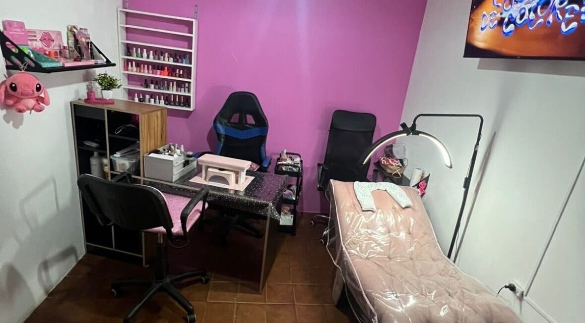 Kitty's Studio in Rosario, Santa Fe, AR, with vibrant nail polish display and comfy treatment chair.