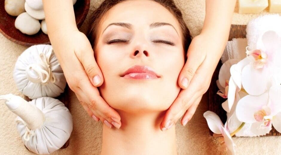 Ontspannende gezichtsmassage bij Daysi day spa beauty salon in Kralendijk, Bonaire, BQ met orchideeën en kruiden.