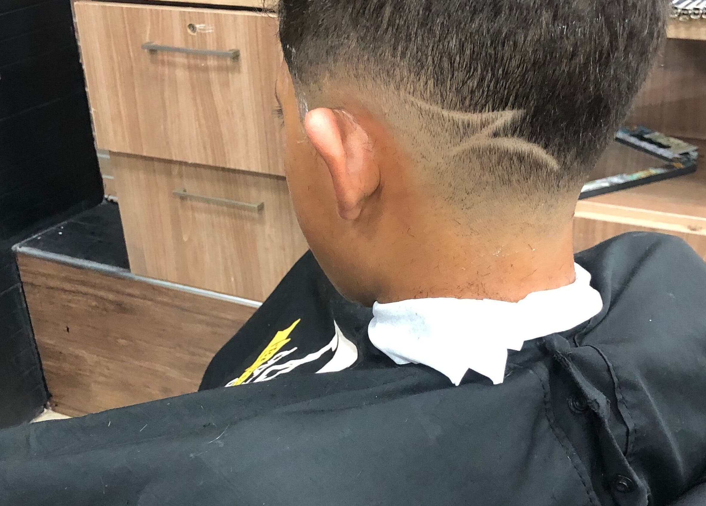 Corte de cabelo estilizado no Will Barber, Distrito Federal, BR, mostrando design único na nuca.