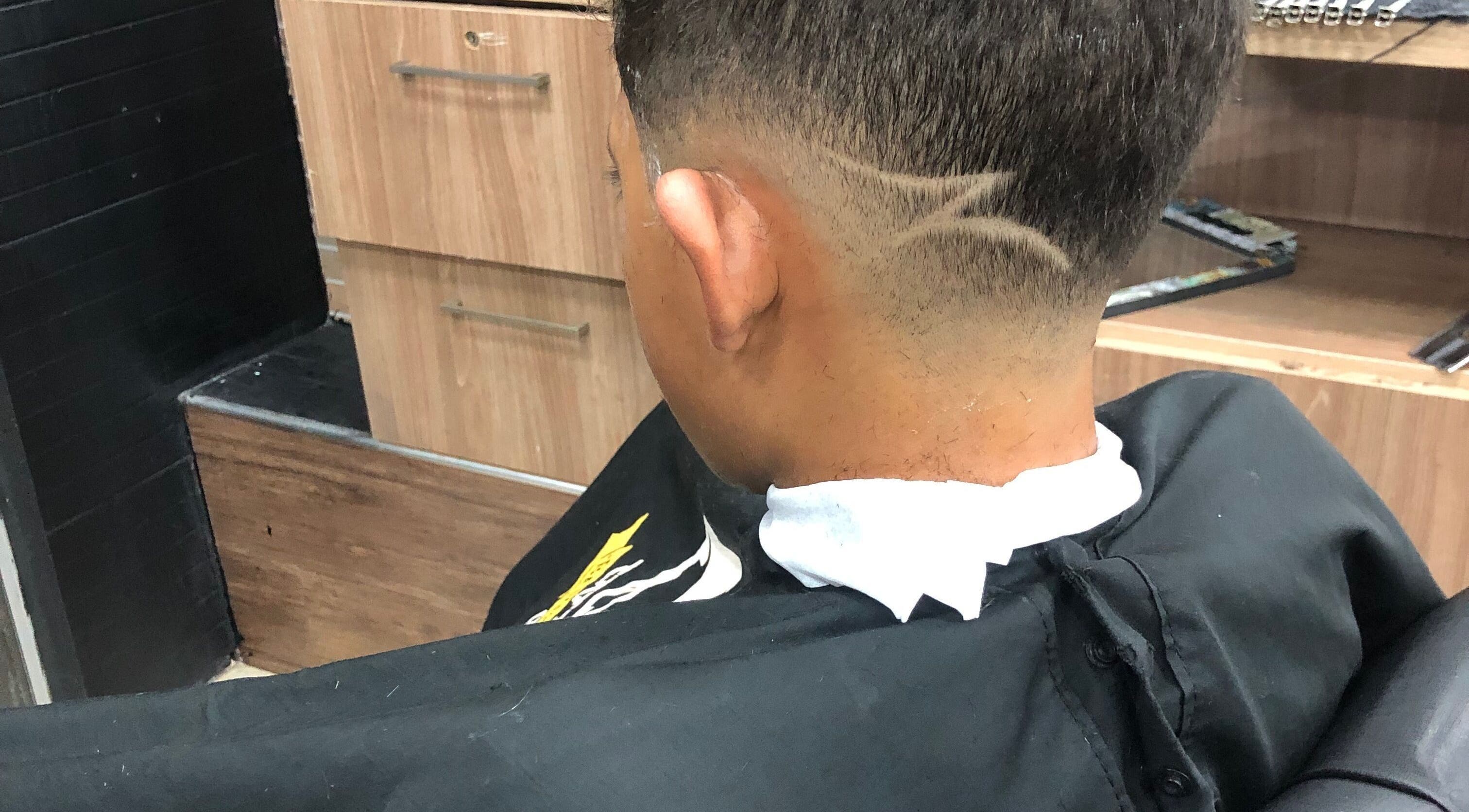 Corte de cabelo estilizado no Will Barber, Distrito Federal, BR, mostrando design único na nuca.