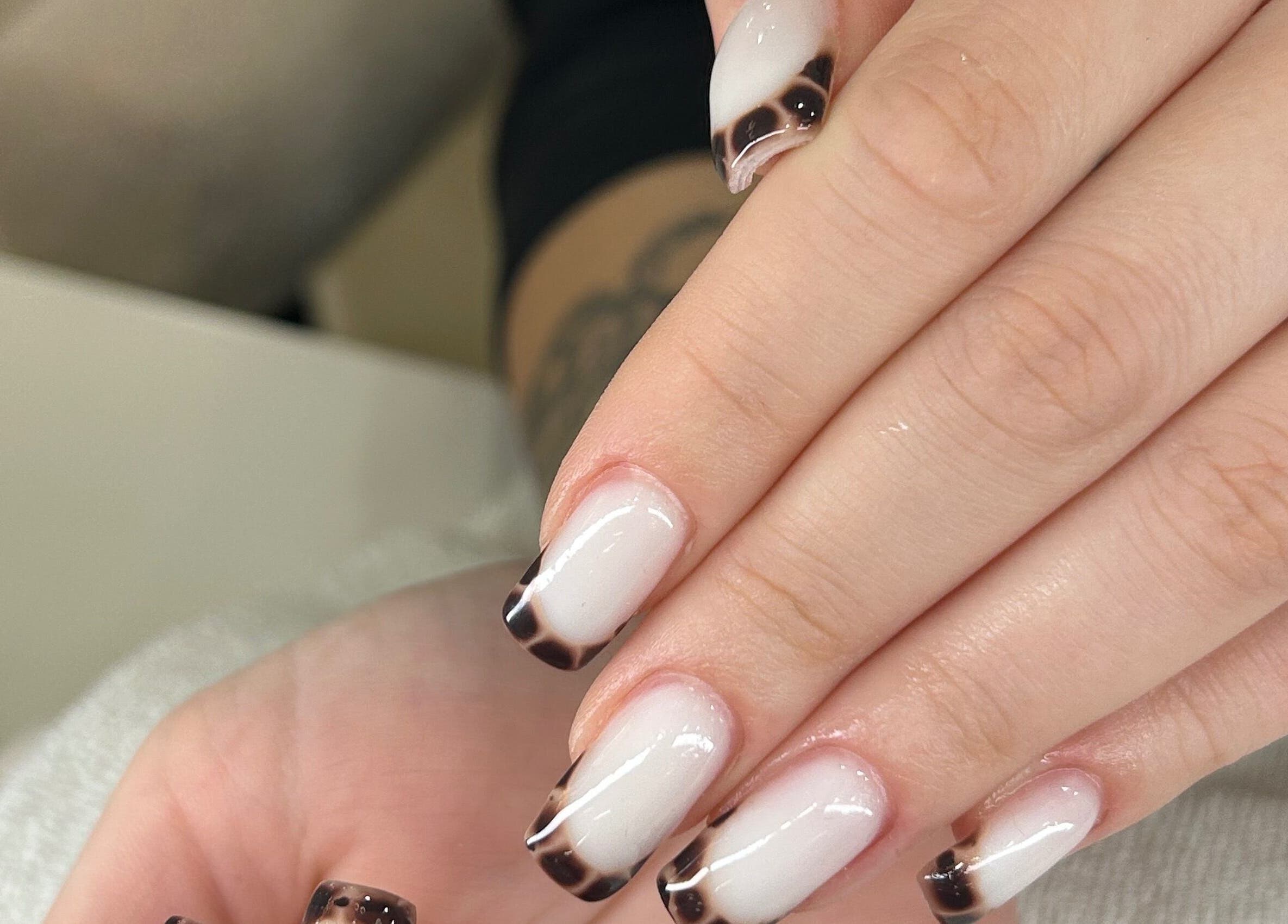 Κομψά νύχια με λεπτομέρειες στο MUA_STUDIO, Αλεξανδρούπολη, GR.