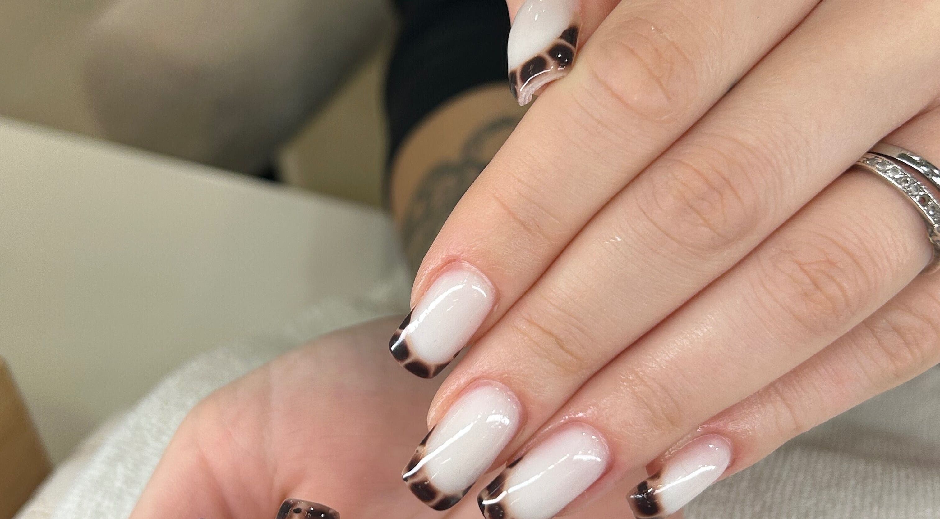 Κομψά νύχια με λεπτομέρειες στο MUA_STUDIO, Αλεξανδρούπολη, GR.