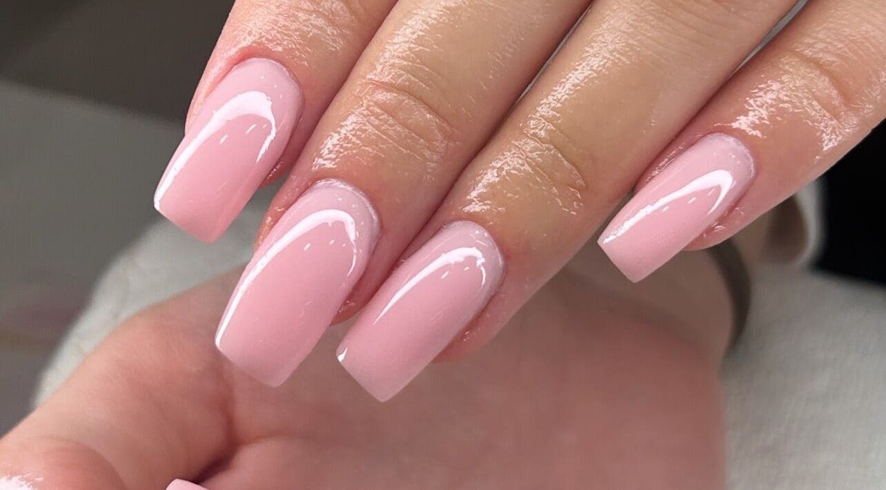 Κομψά ροζ νύχια στο MUA_STUDIO, Αλεξανδρούπολη, GR. Ιδανικά για κάθε περίσταση.