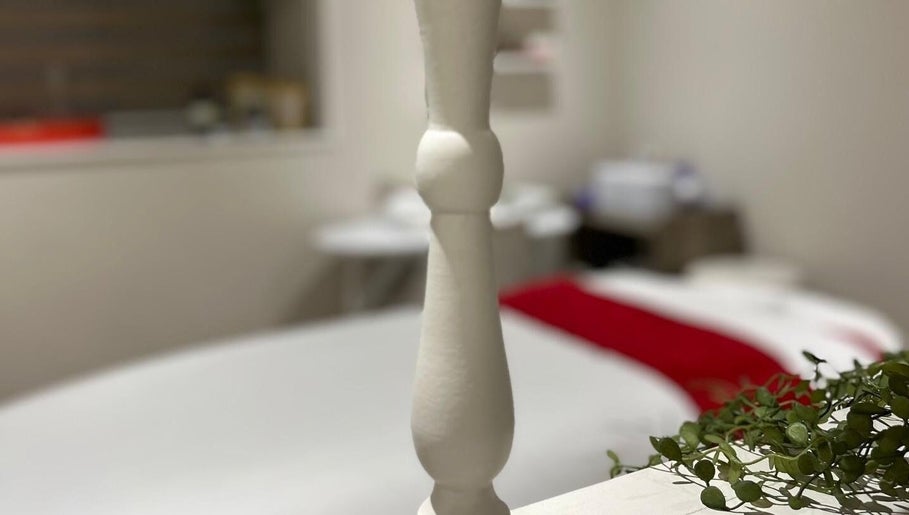 Elegant massage room at Luxury Bubble Salisbury, Salisbury, England, GB. Cozy ambiance with soft furnishings.