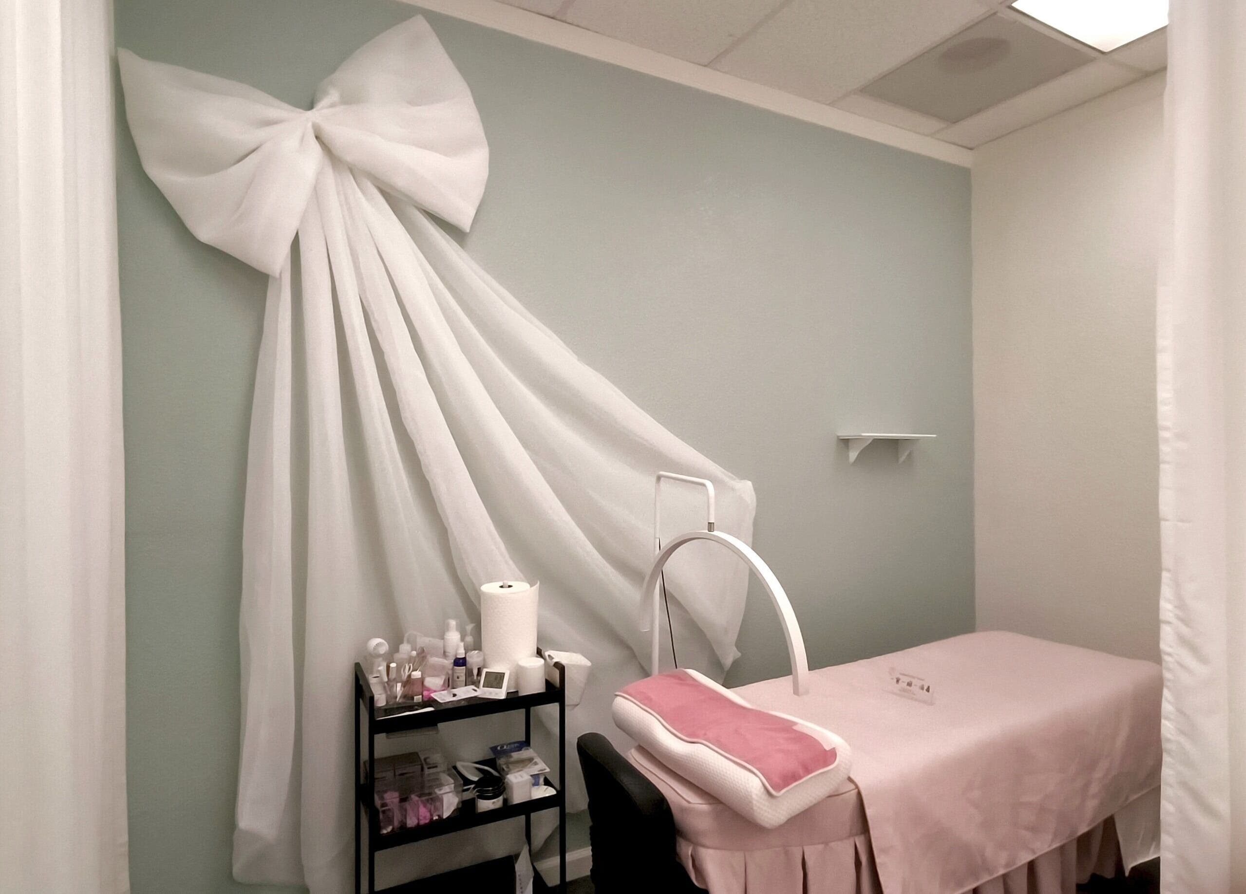Serene treatment room at Catchy EyeDol Lash & Beauty in Fremont, California, US with soft pink and white decor.