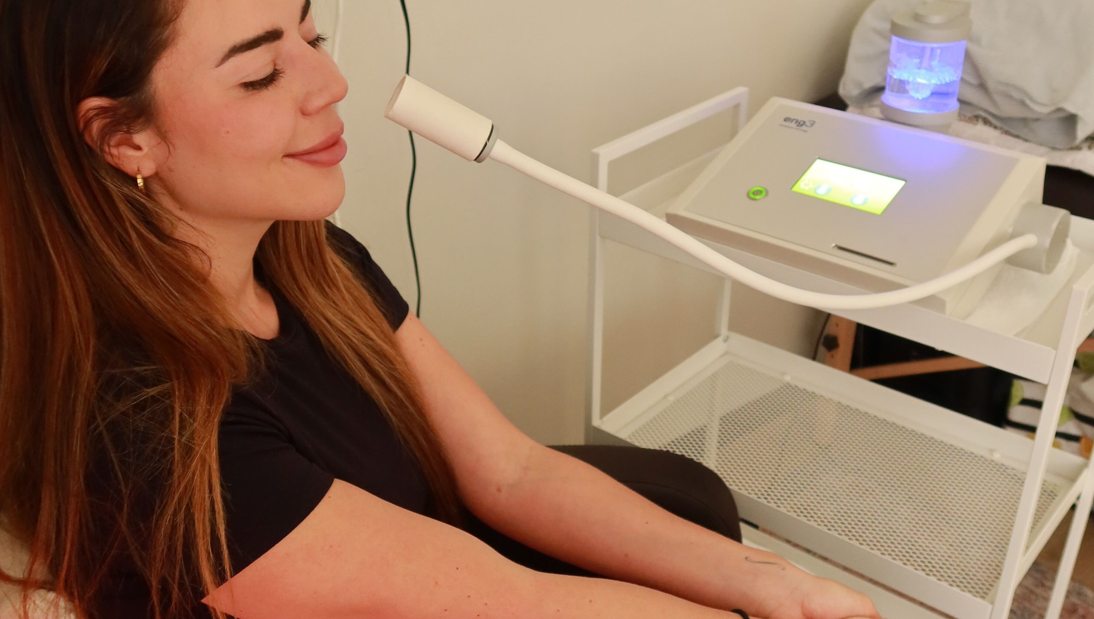 Cliente experimenta terapia de oxígeno en Oxygen Vitality, Miranda, New South Wales, AU, para revitalización facial.