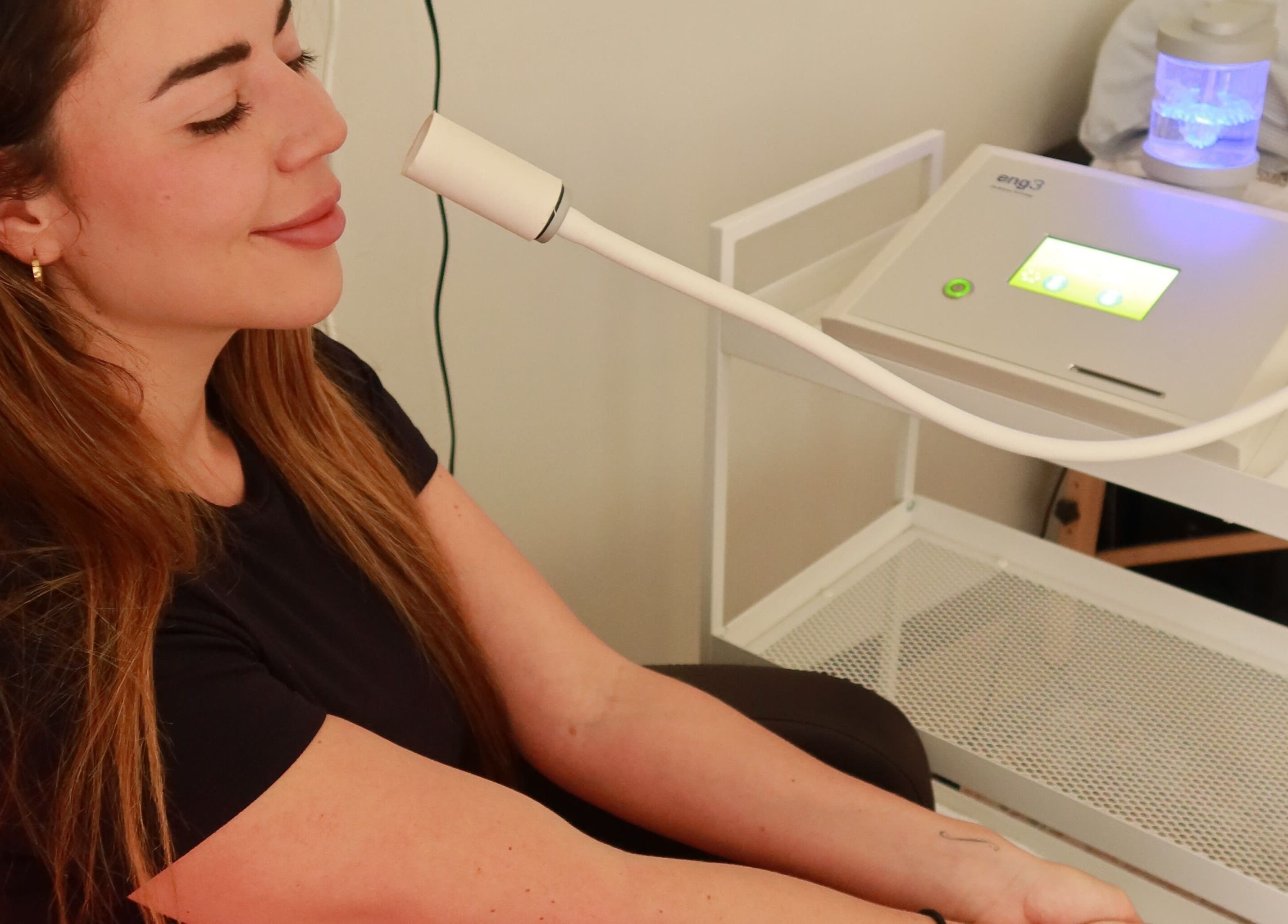 Cliente experimenta terapia de oxígeno en Oxygen Vitality, Miranda, New South Wales, AU, para revitalización facial.