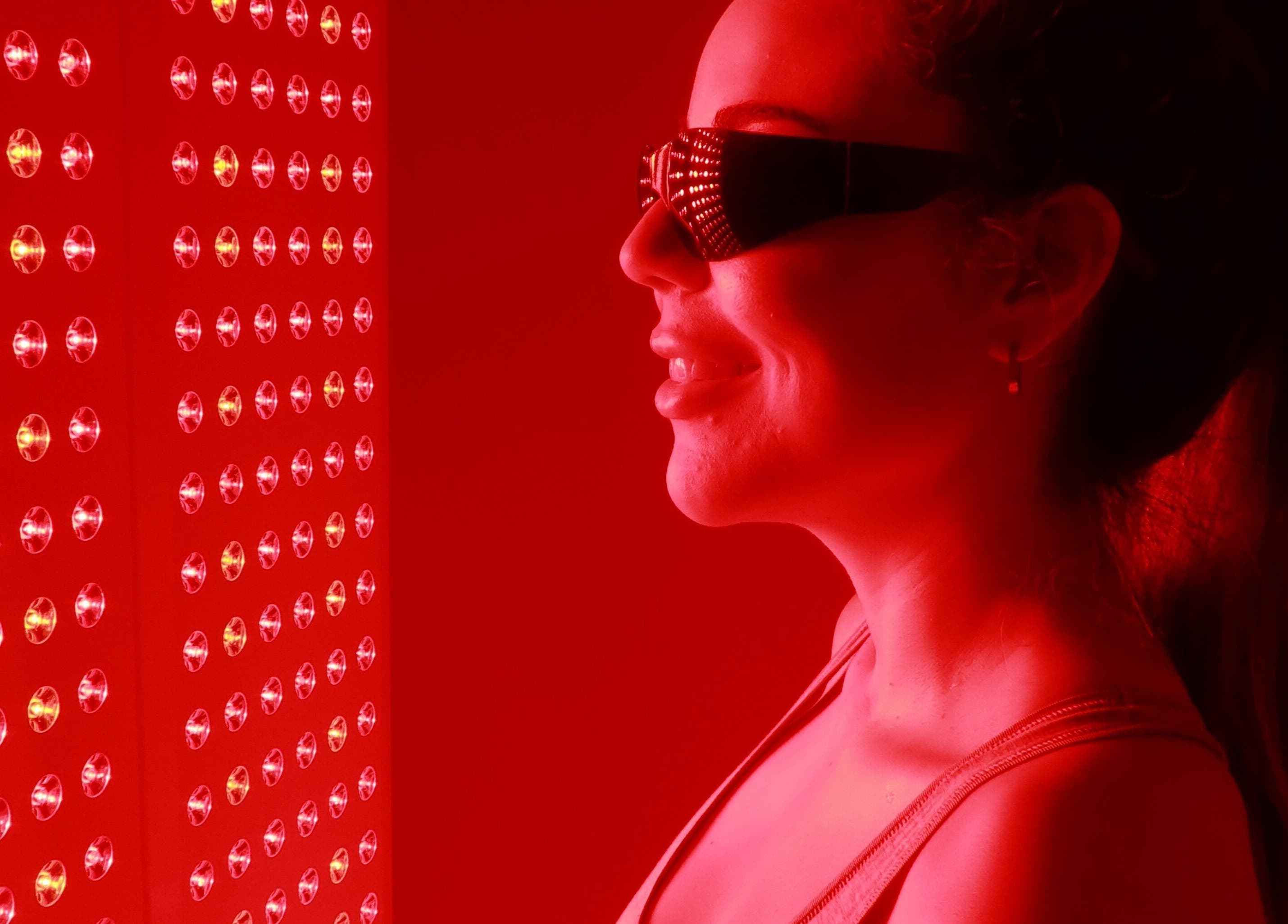 Terapia de luz roja en Oxygen Vitality, Miranda, New South Wales, AU para bienestar y rejuvenecimiento.