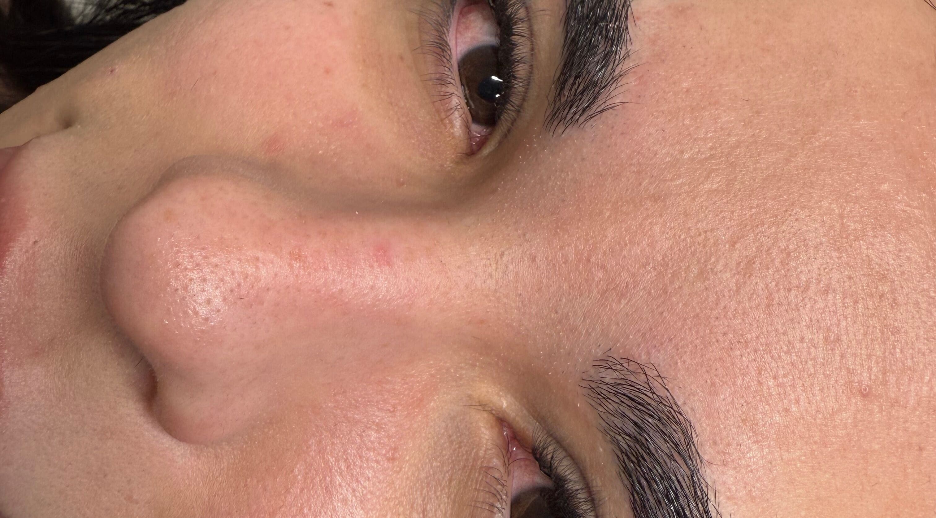 Close-up of expertly groomed eyebrows at dnl_lash_studio in Hialeah, Florida, US.