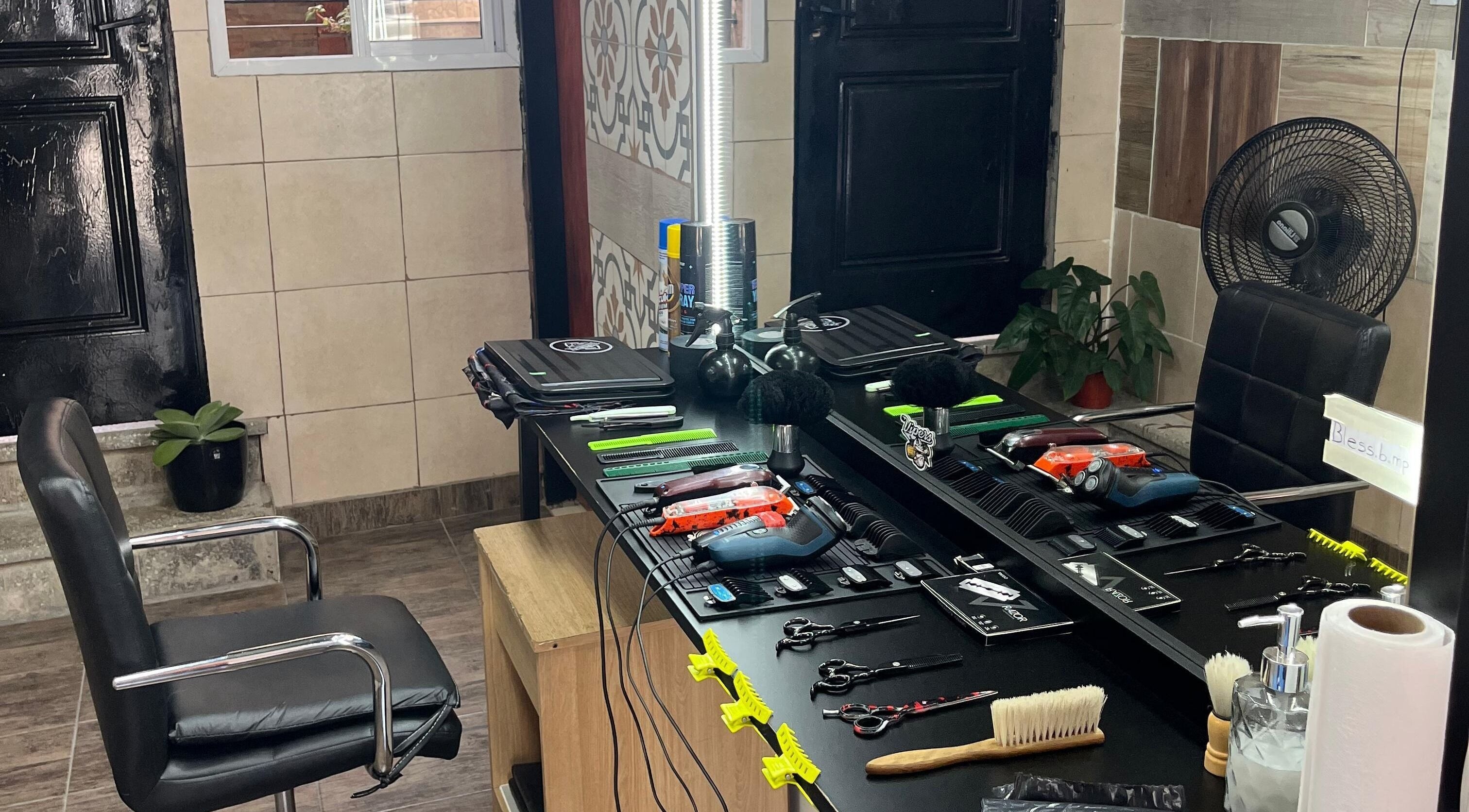 Área de trabajo en Blessed Barber, Berazategui, Provincia De Buenos Aires, AR, con herramientas de peluquería.