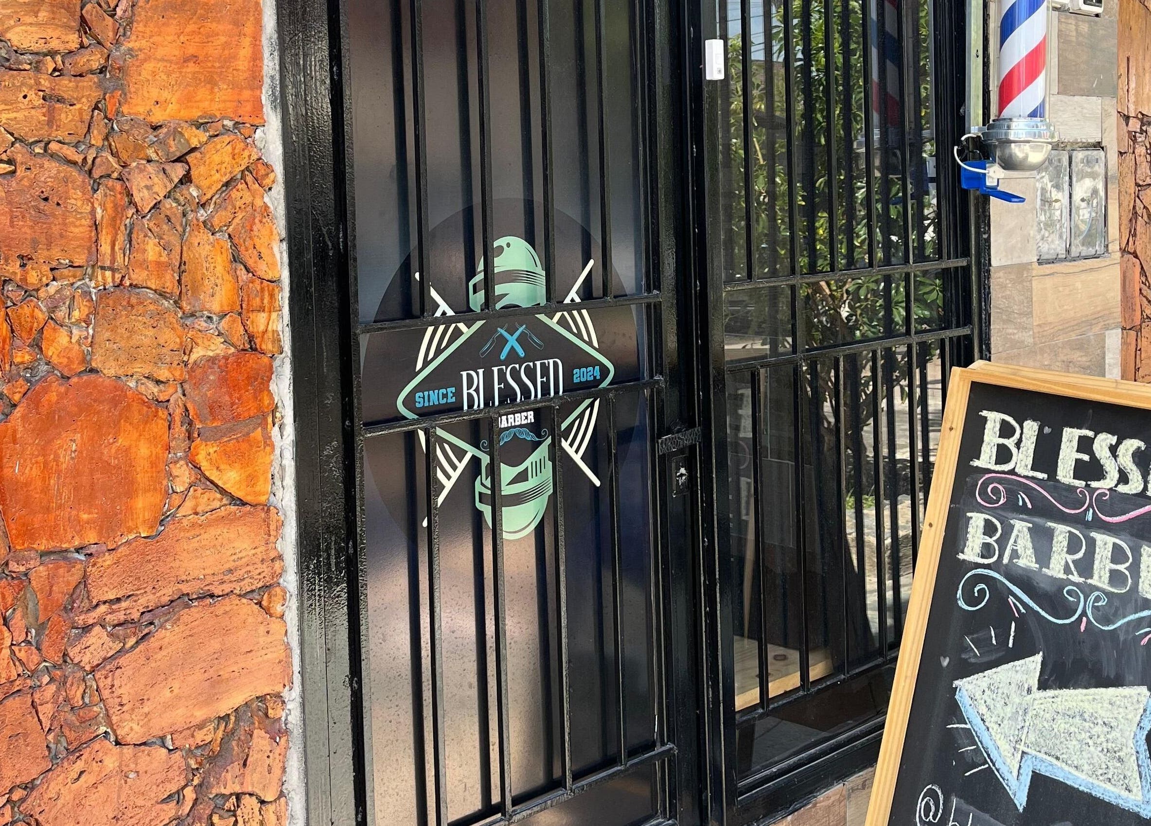 Entrada de Blessed Barber en Berazategui, Provincia De Buenos Aires, AR con letrero de bienvenida.