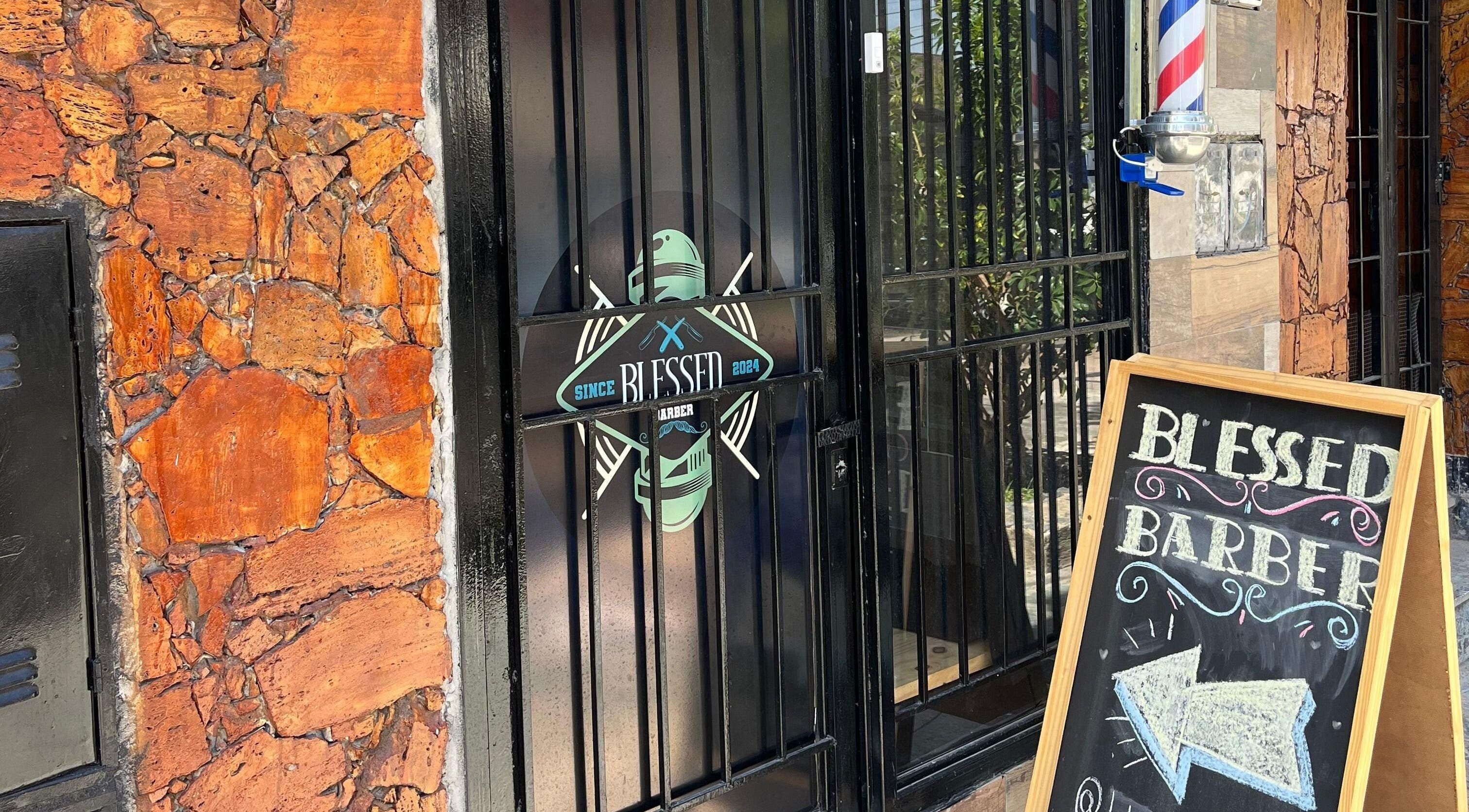 Entrada de Blessed Barber en Berazategui, Provincia De Buenos Aires, AR con letrero de bienvenida.