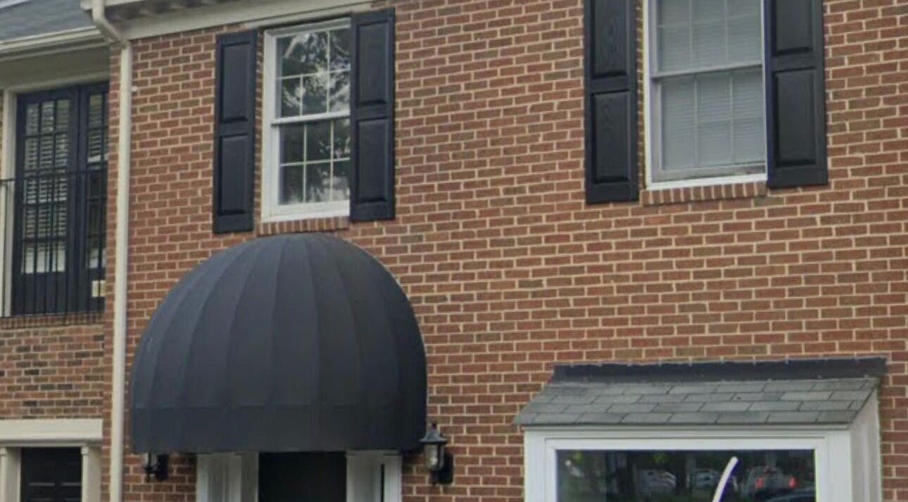 Exterior view of LASH ME & MORE, a beauty venue for lashes and brows services in Vienna, Virginia, US.