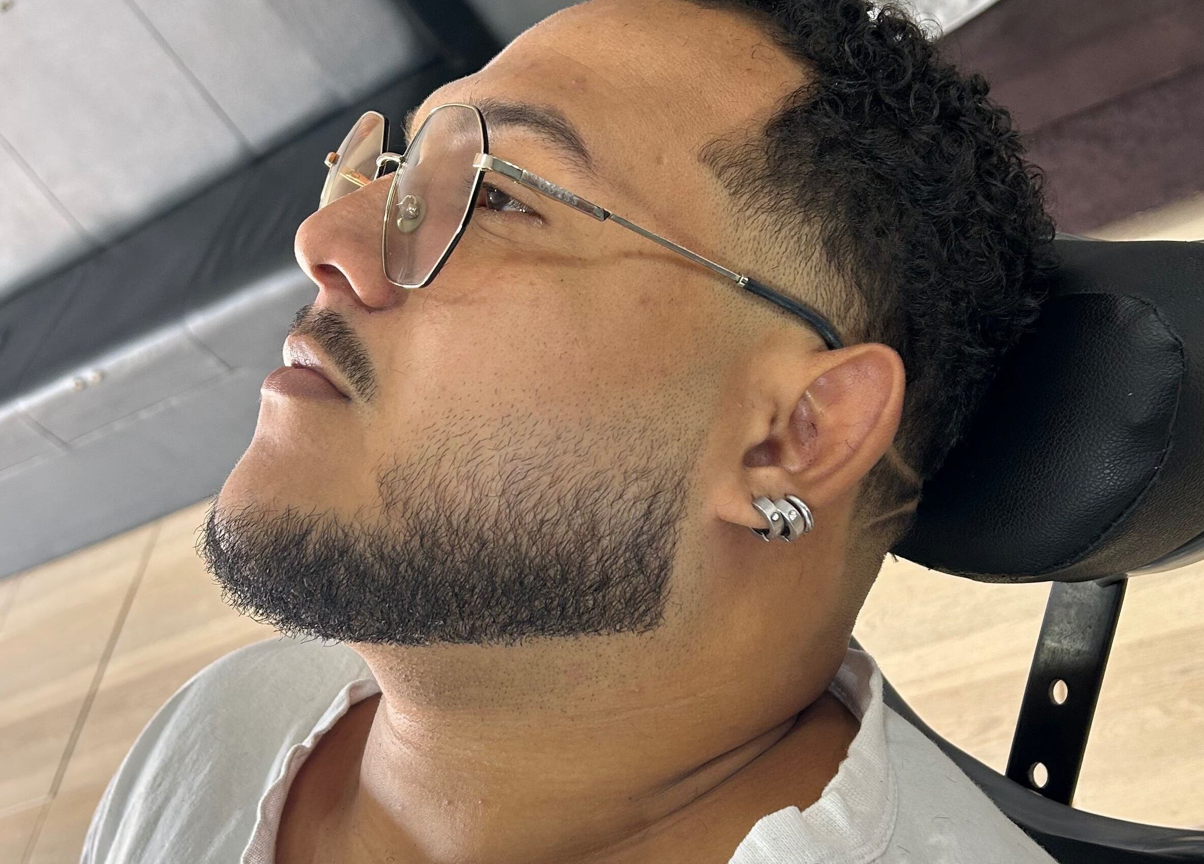 Barbearia Blessed em Rondônia oferece barba estilosa com cortes precisos. Atendimento especializado e moderno.