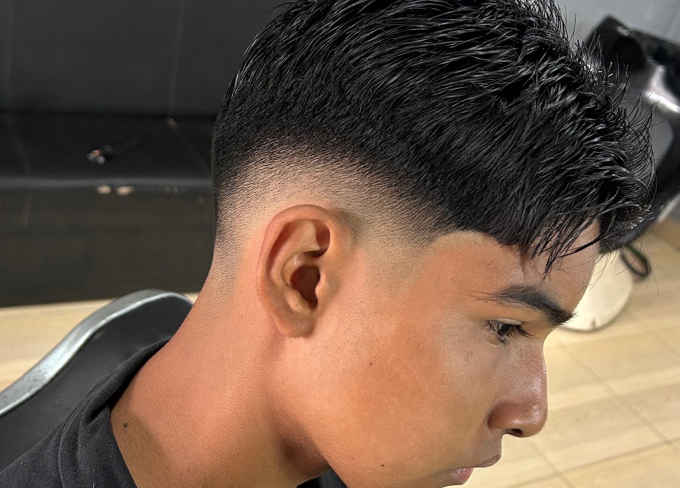 Corte de cabelo moderno em Barbearia Blessed, Rondônia, Rondônia, BR. Visual fresco e elegante.