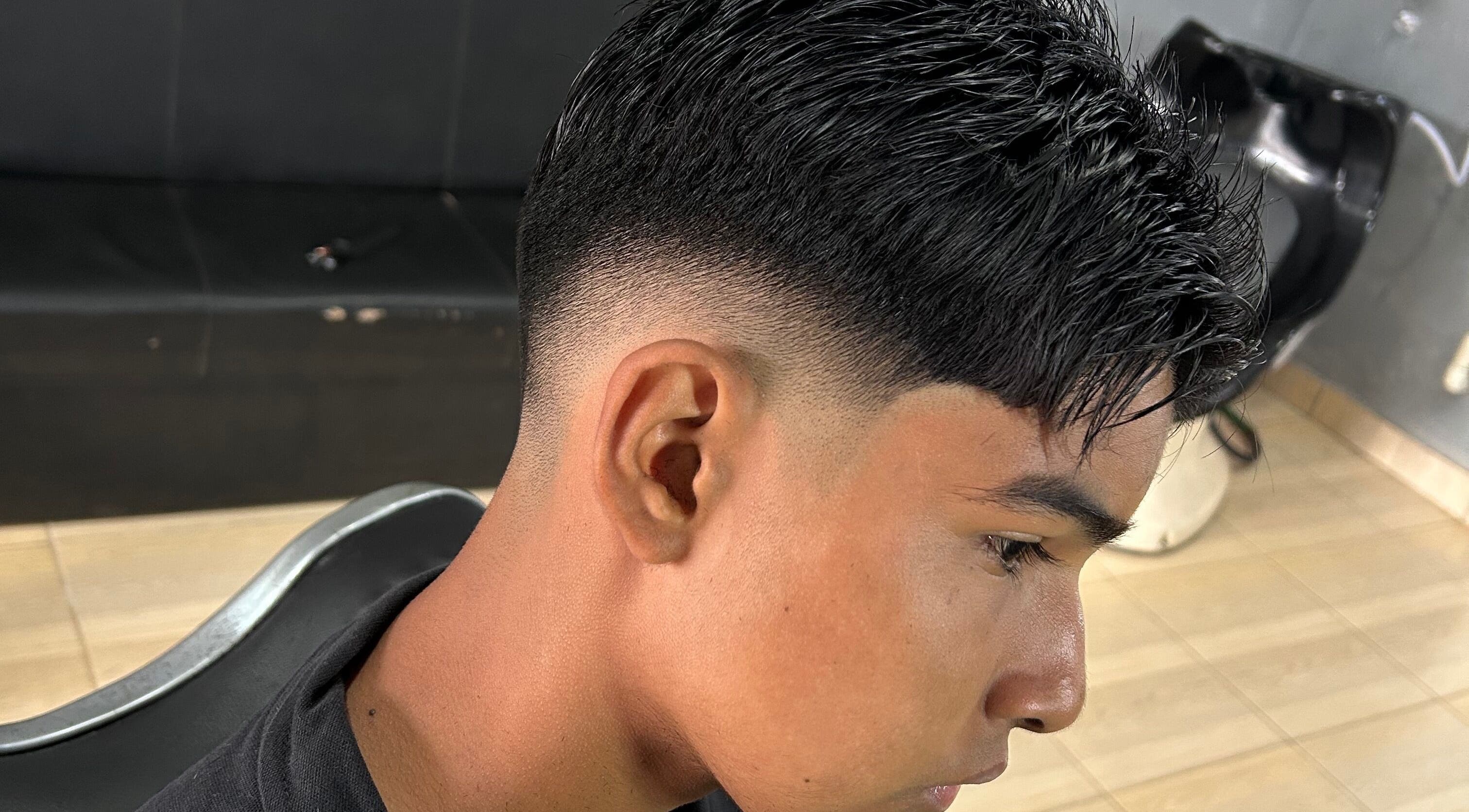 Corte de cabelo moderno em Barbearia Blessed, Rondônia, Rondônia, BR. Visual fresco e elegante.